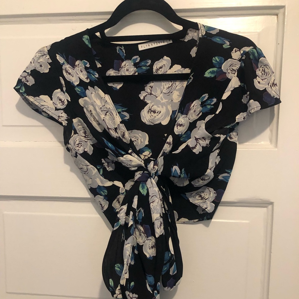 Flynn skye it’s a wrap crop top M
